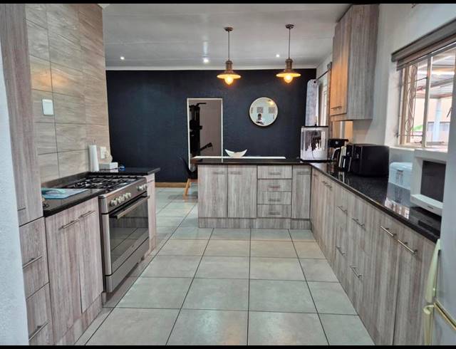 4 BEDROOM HOUSE FOR SALE IN BRACKENHURST